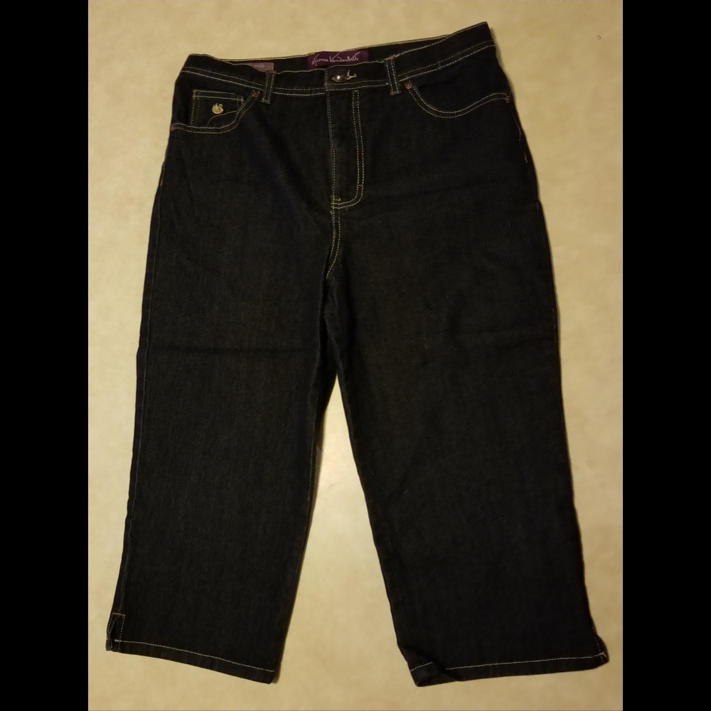 Gloria Vanderbilt Capris Dark wash Demin size 10